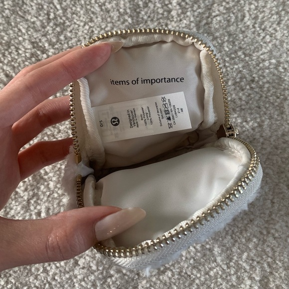 🔴 Lululemon Nano Clip On Backpack White Fleece Nwt - Picture 5 of 5